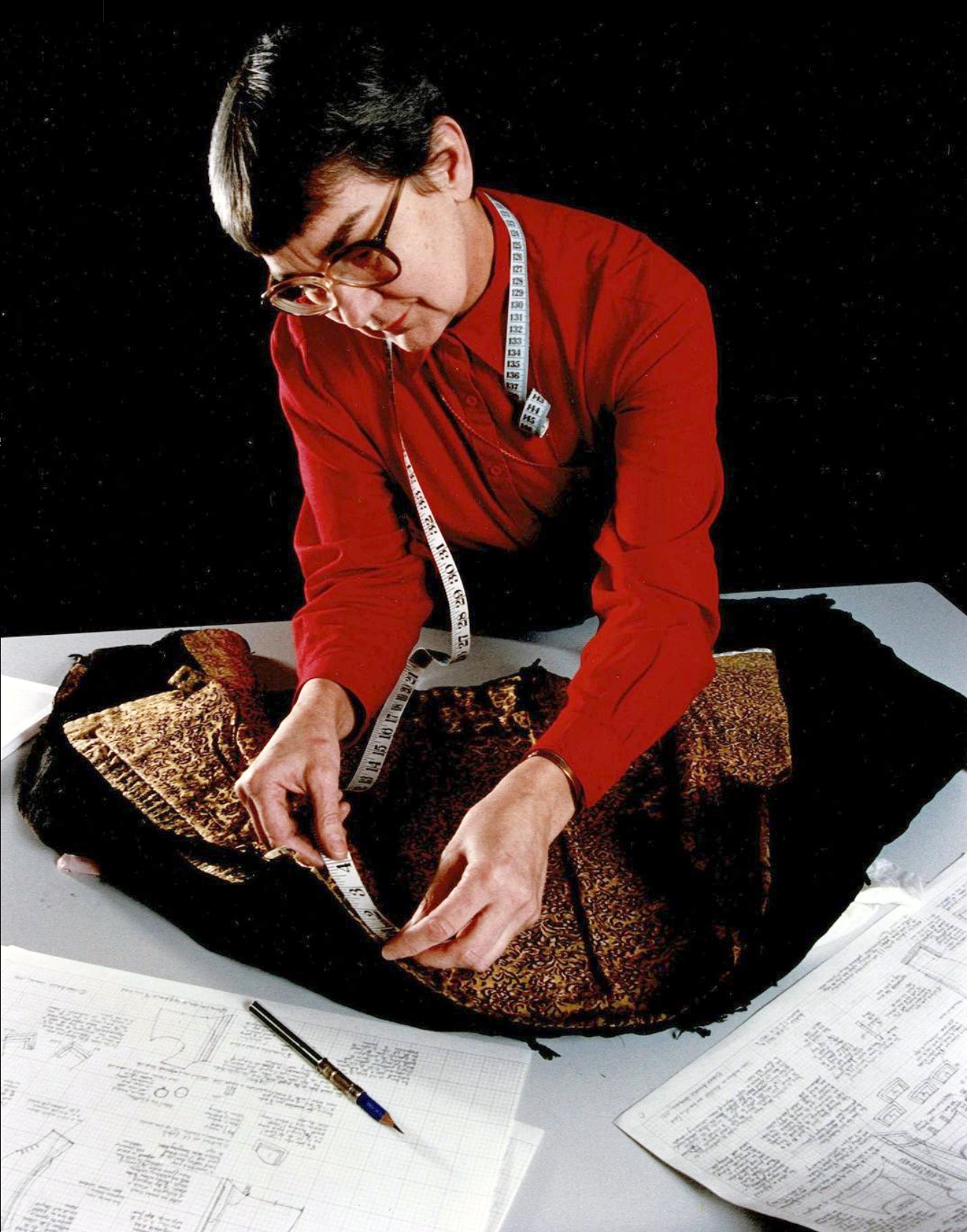 Janet Arnold taking a pattern